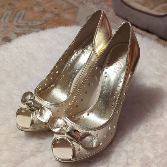 Pre-owned BCBG Petra Style 4.5” Platform Heels Cream/Gold, Twisted Fabric Bow - Picture 1 of 7